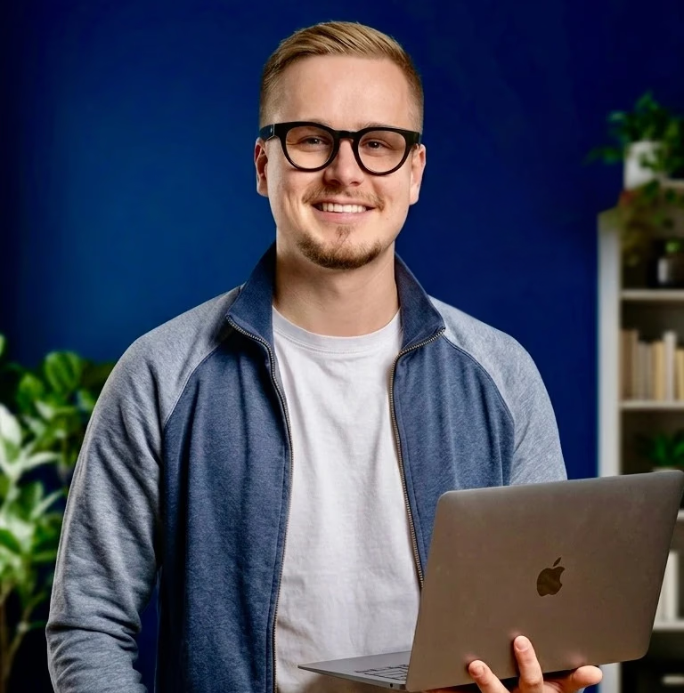 Nicolai Hede Hansen mit Laptop, Gründer Sterneruf